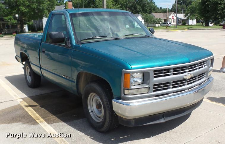 image for item J8607 1994 Chevrolet C1500 pickup truck