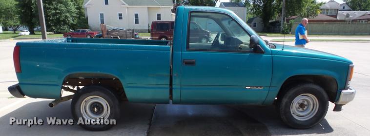 image for item J8607 1994 Chevrolet C1500 pickup truck