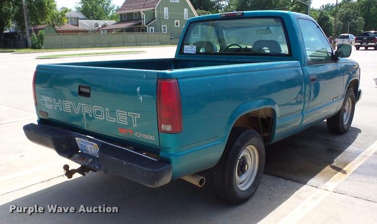 image for item J8607 1994 Chevrolet C1500 pickup truck