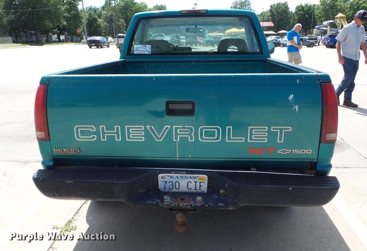 image for item J8607 1994 Chevrolet C1500 pickup truck