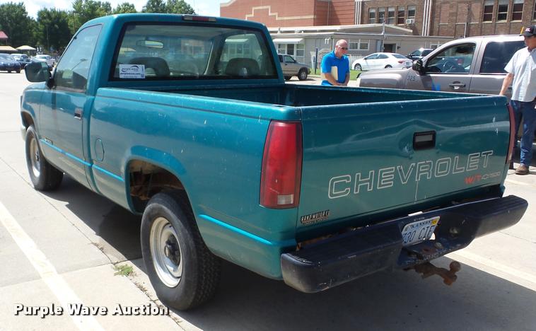 image for item J8607 1994 Chevrolet C1500 pickup truck