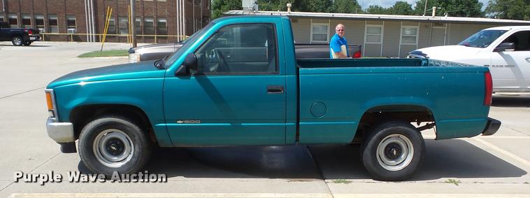 image for item J8607 1994 Chevrolet C1500 pickup truck