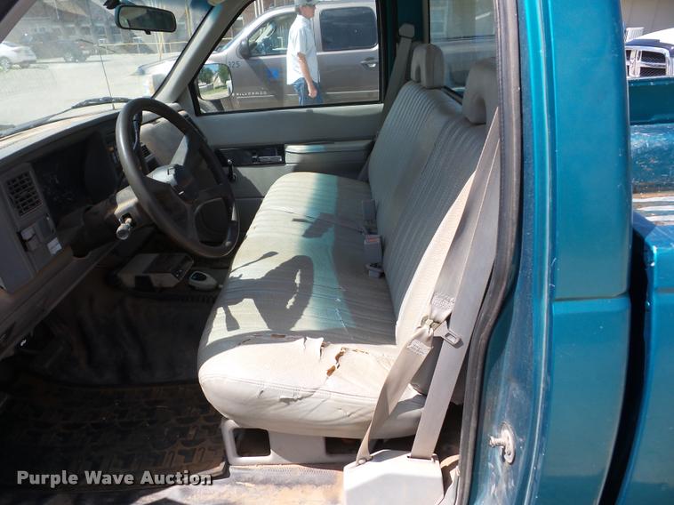 image for item J8607 1994 Chevrolet C1500 pickup truck