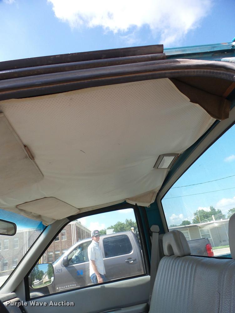 image for item J8607 1994 Chevrolet C1500 pickup truck