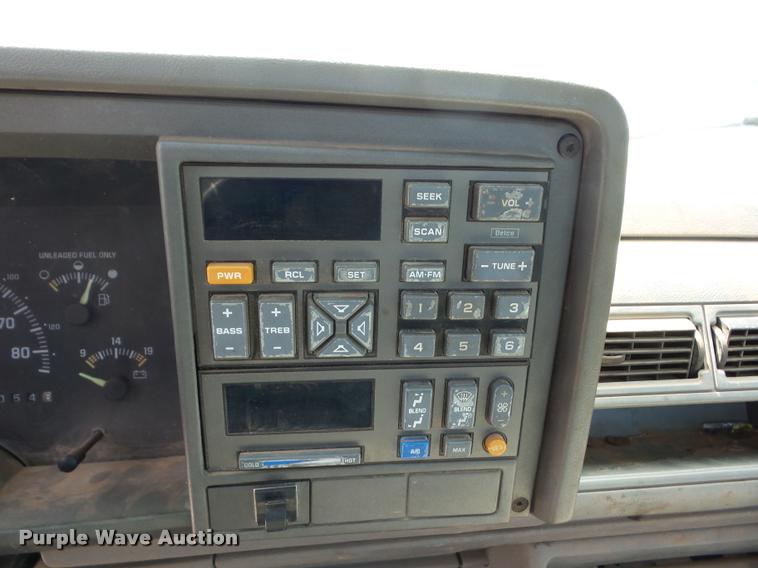 image for item J8607 1994 Chevrolet C1500 pickup truck