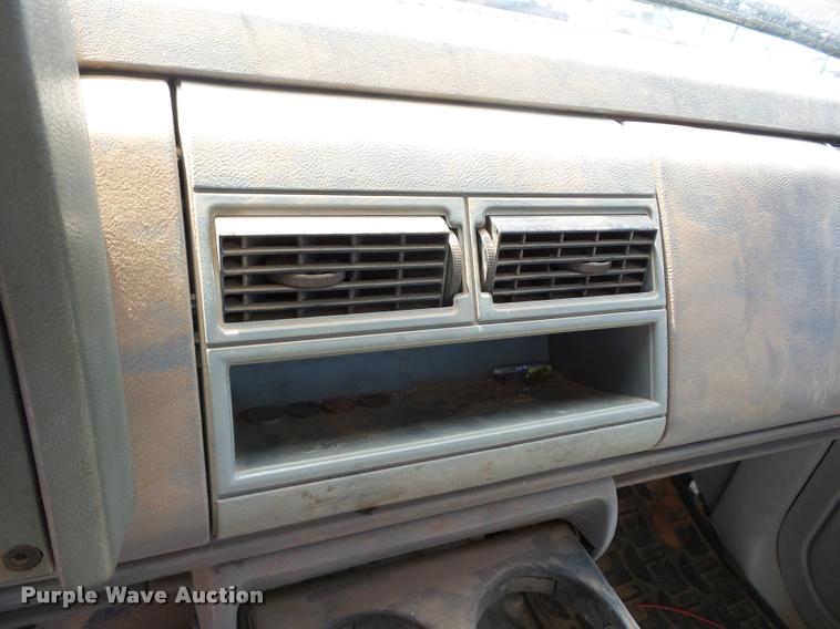 image for item J8607 1994 Chevrolet C1500 pickup truck