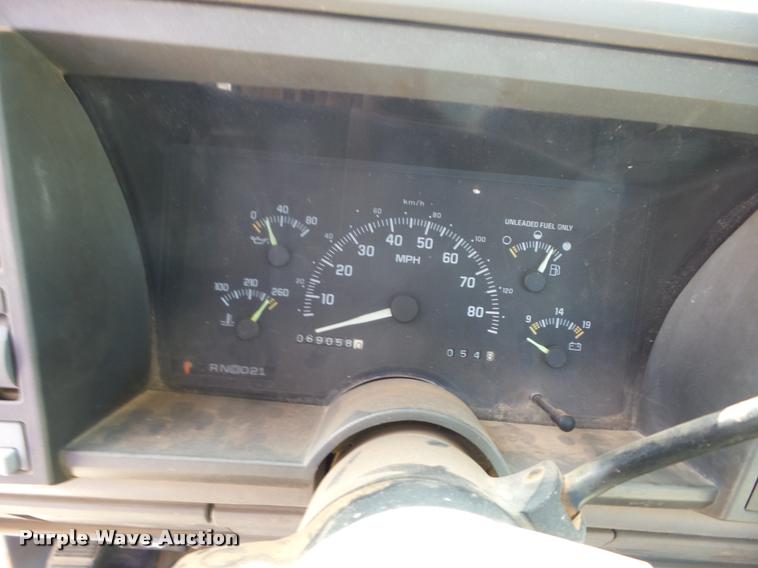 image for item J8607 1994 Chevrolet C1500 pickup truck