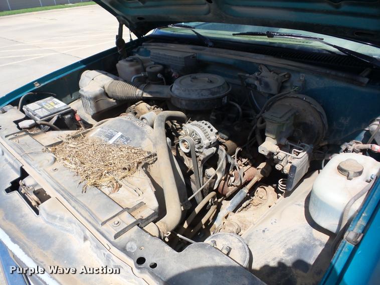 image for item J8607 1994 Chevrolet C1500 pickup truck