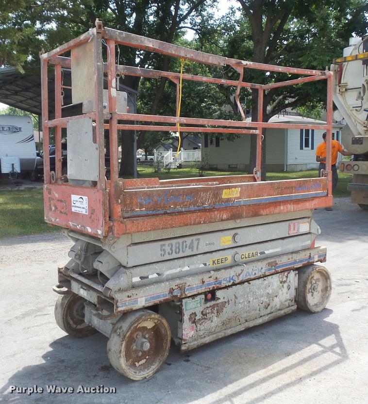 image for item K7539 2005 Skyjack SJ III 3220 scissor lift