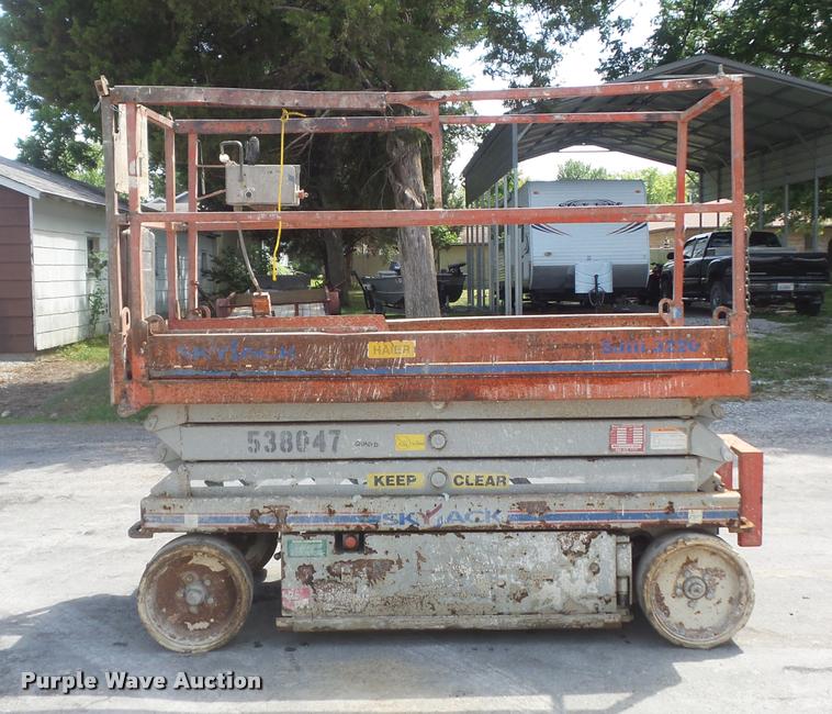 image for item K7539 2005 Skyjack SJ III 3220 scissor lift