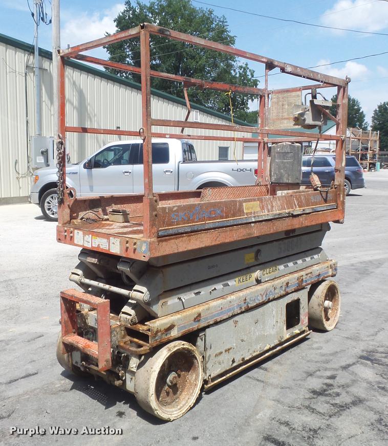 image for item K7539 2005 Skyjack SJ III 3220 scissor lift