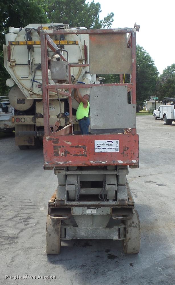 image for item K7539 2005 Skyjack SJ III 3220 scissor lift