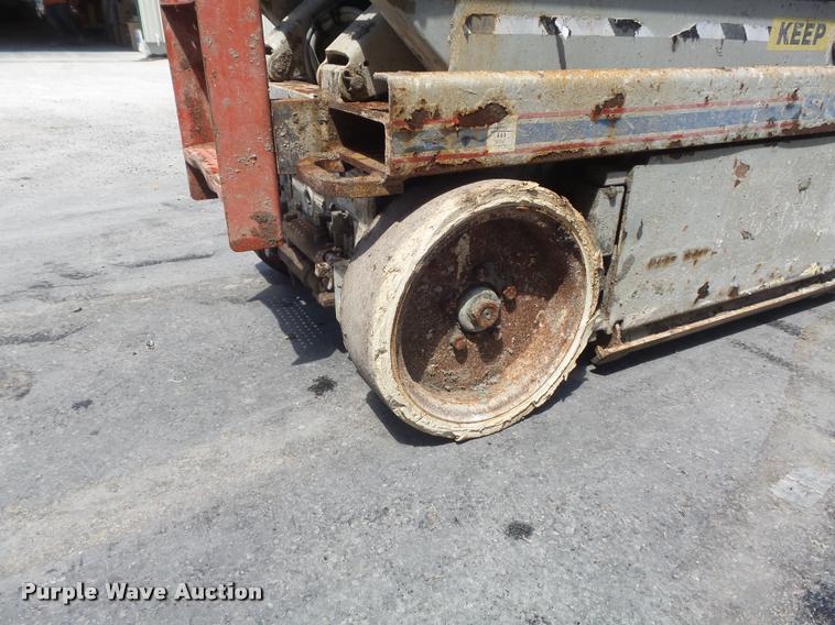 image for item K7539 2005 Skyjack SJ III 3220 scissor lift