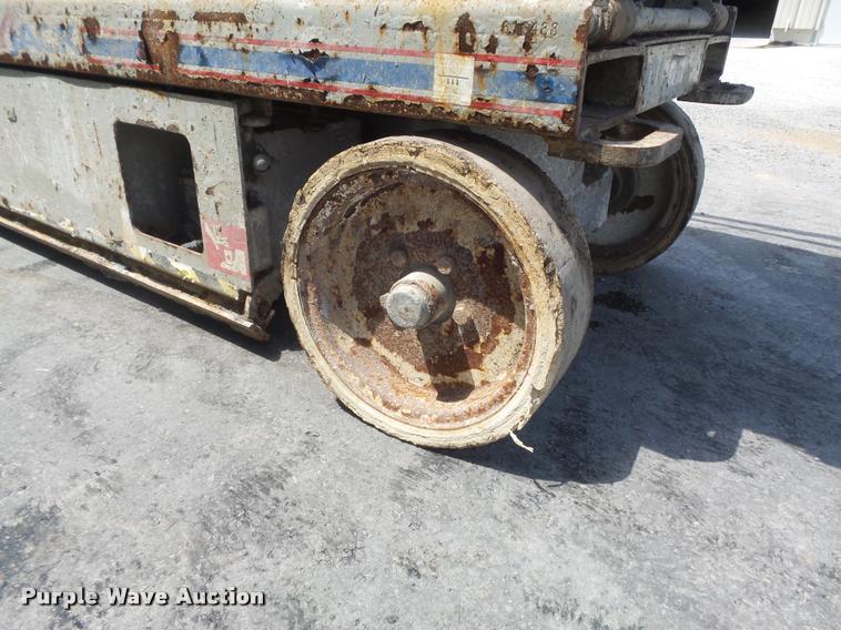 image for item K7539 2005 Skyjack SJ III 3220 scissor lift