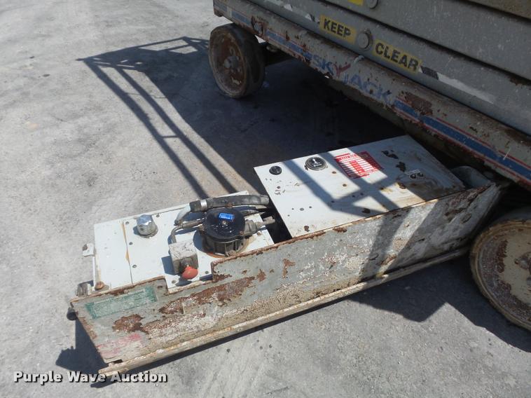 image for item K7539 2005 Skyjack SJ III 3220 scissor lift