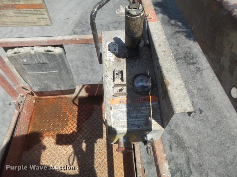 image for item K7539 2005 Skyjack SJ III 3220 scissor lift