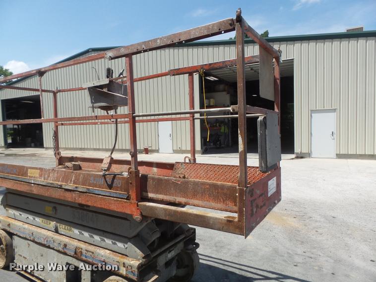 image for item K7539 2005 Skyjack SJ III 3220 scissor lift