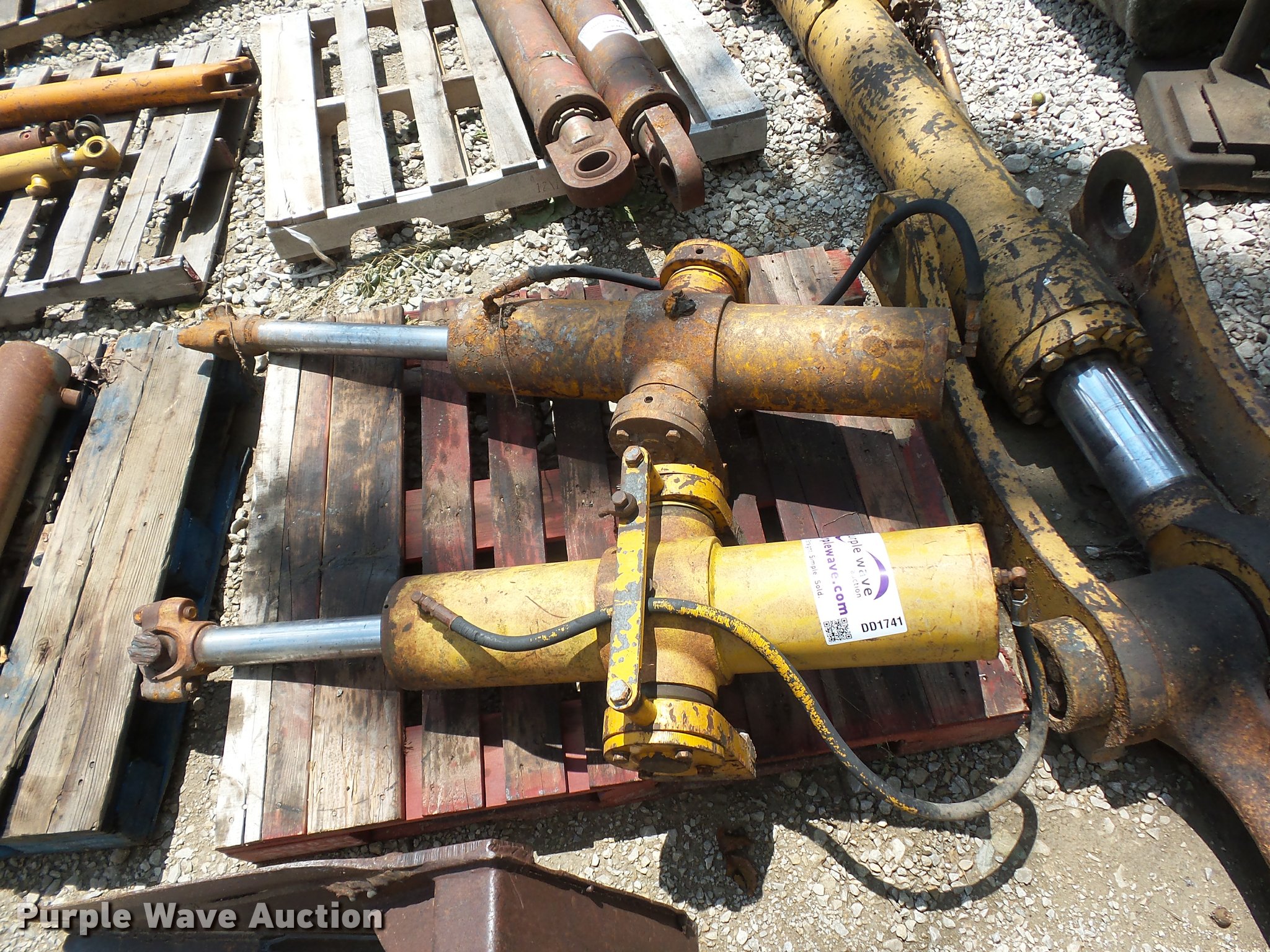 (2) loader hydraulic lift cylinders in Odessa, MO Item DD1741 sold