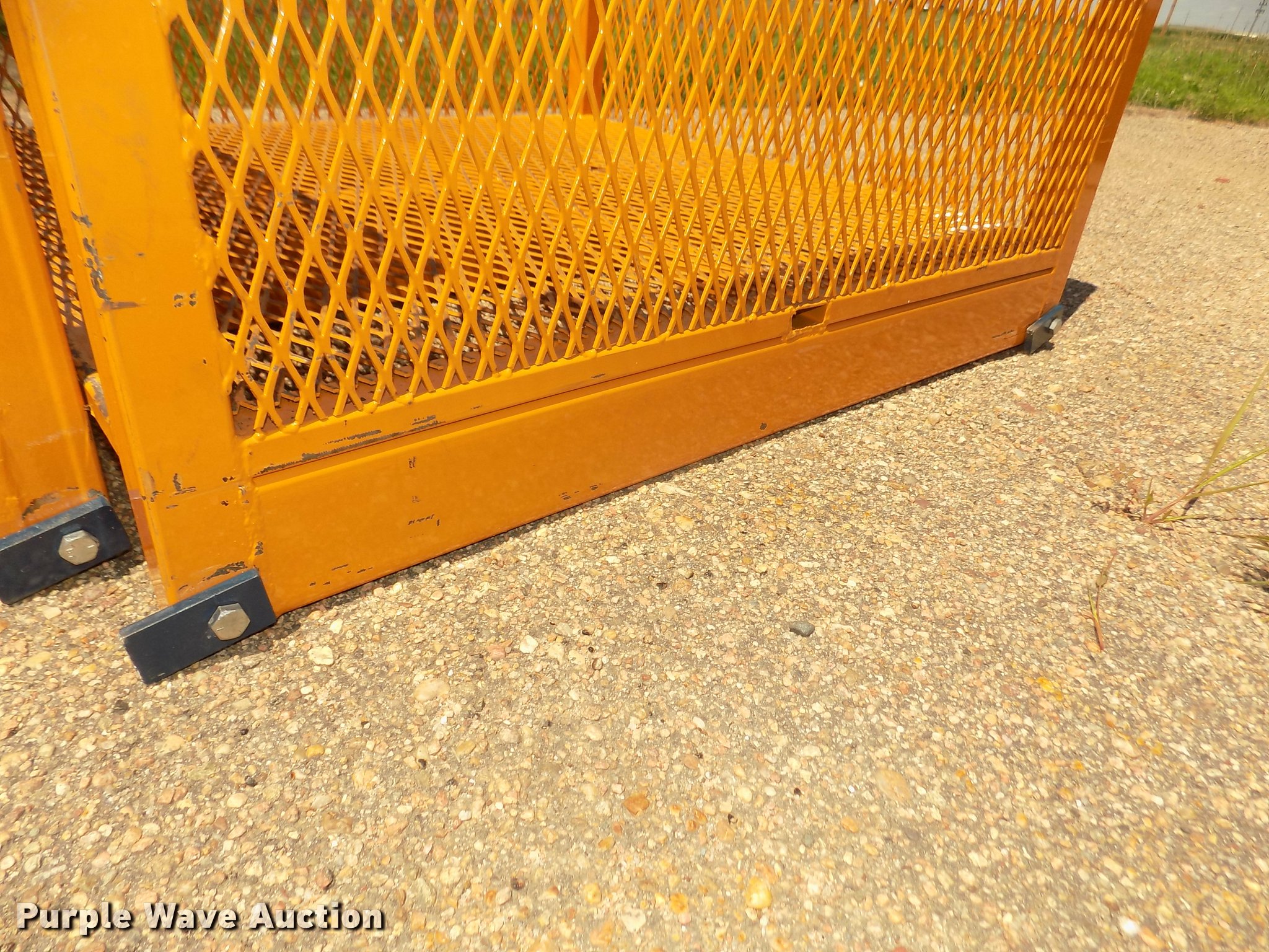 (4) metal containers in Grand Island, NE Item DO9205 sold Purple Wave