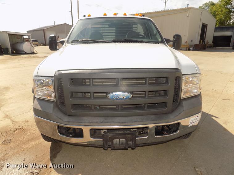 image for item DA3042 2005 Ford F450 XL Super Duty flatbed truck
