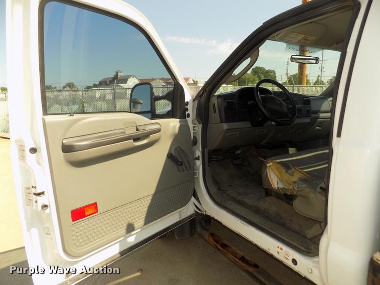 image for item DA3042 2005 Ford F450 XL Super Duty flatbed truck