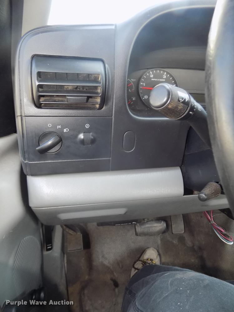 image for item DA3042 2005 Ford F450 XL Super Duty flatbed truck