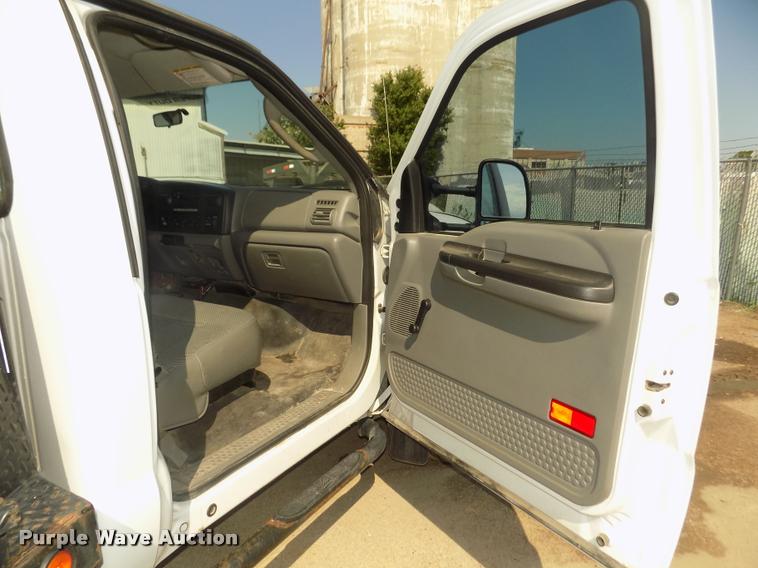 image for item DA3042 2005 Ford F450 XL Super Duty flatbed truck