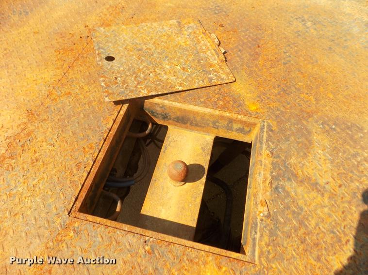 image for item DA3042 2005 Ford F450 XL Super Duty flatbed truck