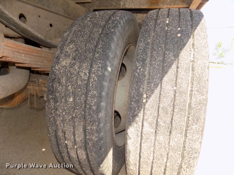 image for item DA3042 2005 Ford F450 XL Super Duty flatbed truck