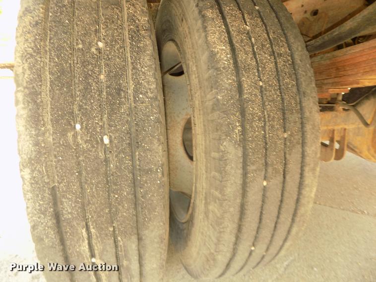 image for item DA3042 2005 Ford F450 XL Super Duty flatbed truck