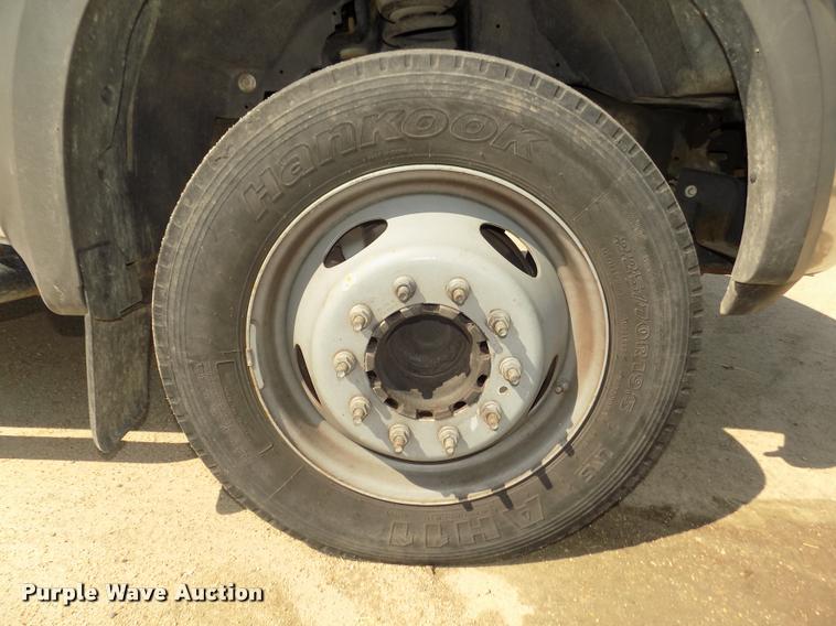 image for item DA3042 2005 Ford F450 XL Super Duty flatbed truck