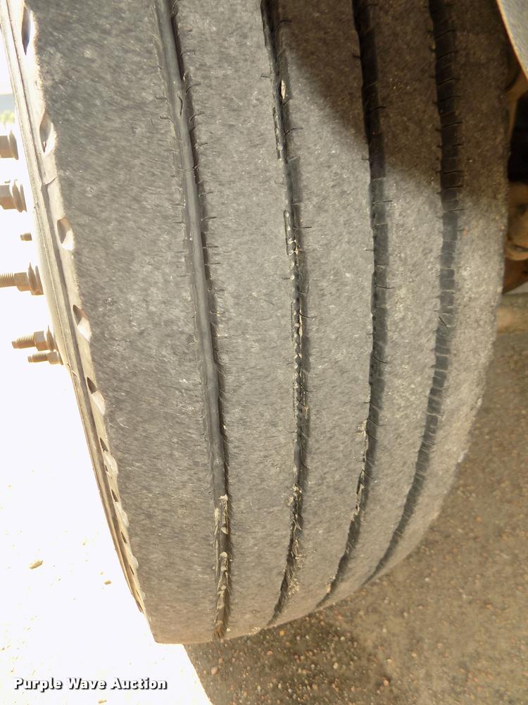 image for item DA3042 2005 Ford F450 XL Super Duty flatbed truck