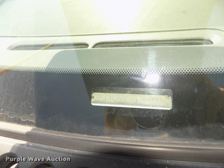 image for item DA3042 2005 Ford F450 XL Super Duty flatbed truck