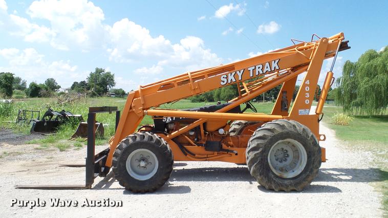 image for item DA6826 SkyTrak 4030 telehandler