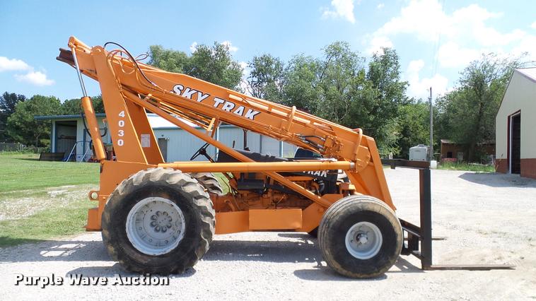 image for item DA6826 SkyTrak 4030 telehandler