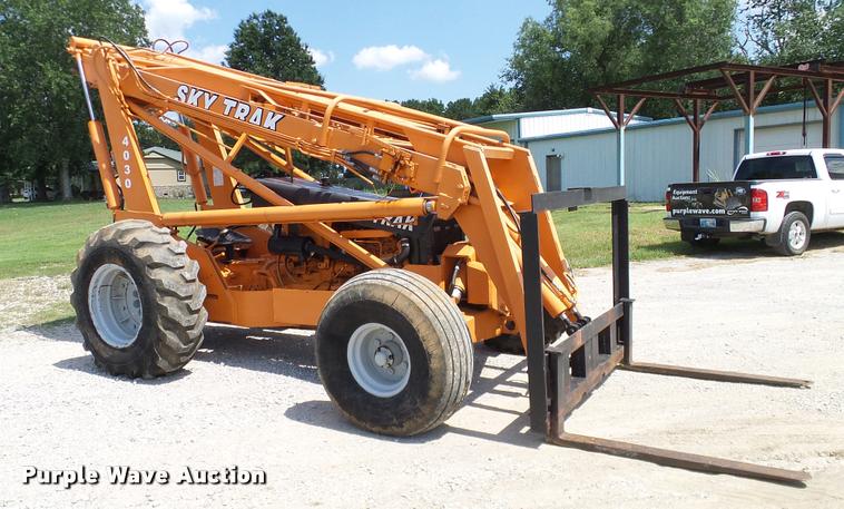 image for item DA6826 SkyTrak 4030 telehandler