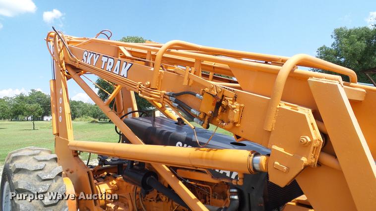 image for item DA6826 SkyTrak 4030 telehandler