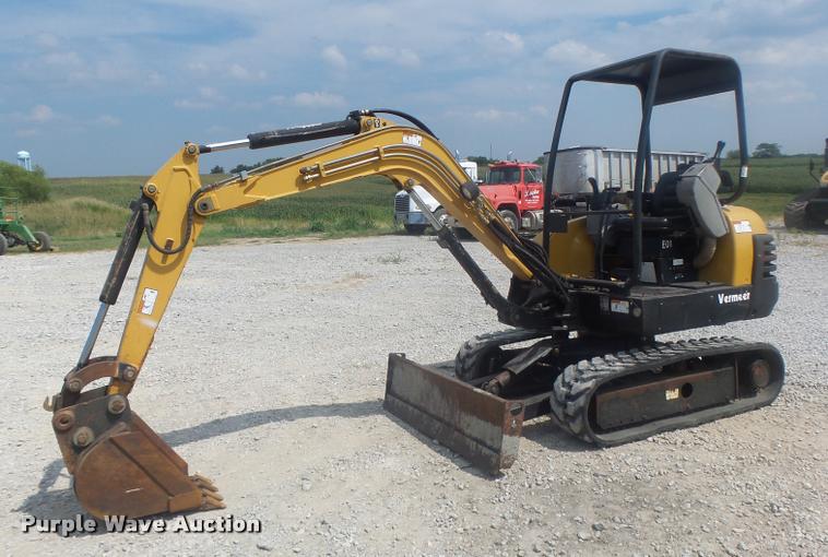 image for item DB1410 2003 Vermeer CX224 mini excavator