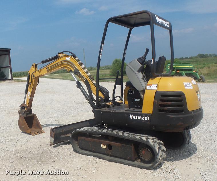 image for item DB1410 2003 Vermeer CX224 mini excavator
