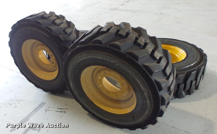 image for item DF9331 Caterpillar skid steer tires