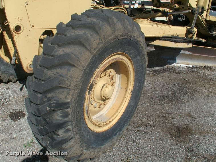 image for item DK9593 John Deere 670A motor grader