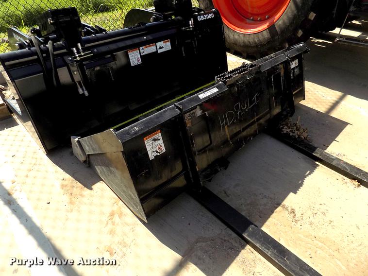 Kubota low profile quick attach bucket in Grapevine, TX Item DK9953 sold Purple Wave