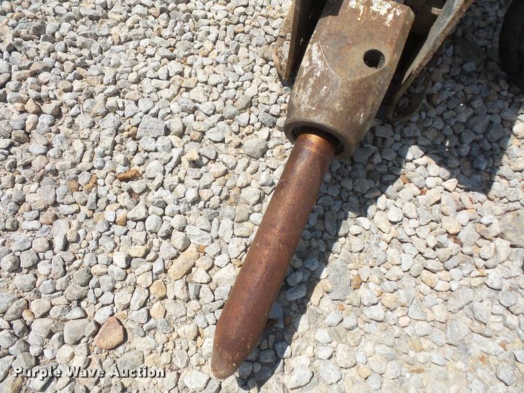 image for item DL9568 Hydraulic skid steer breaker