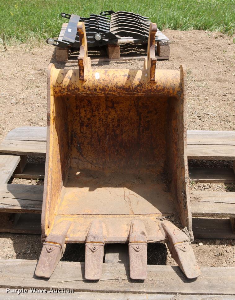 image for item DM9380 John Deere bucket