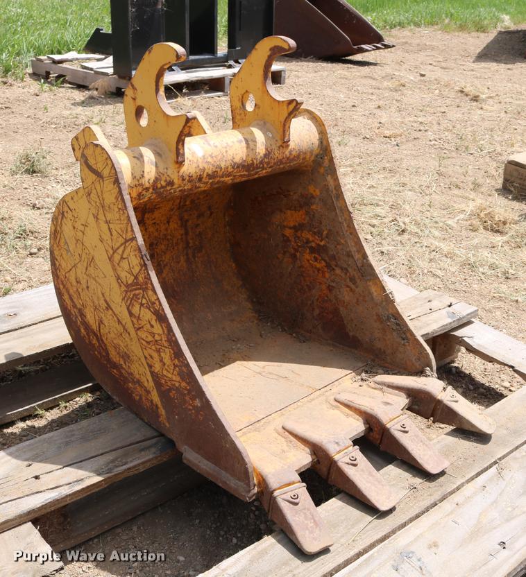 image for item DM9380 John Deere bucket