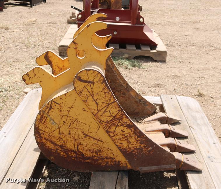 image for item DM9380 John Deere bucket