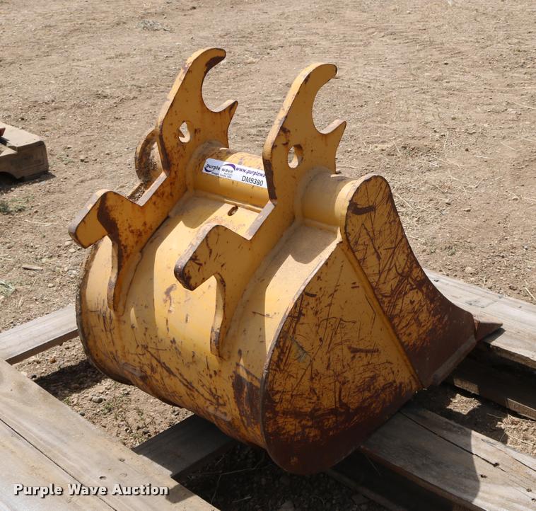 image for item DM9380 John Deere bucket