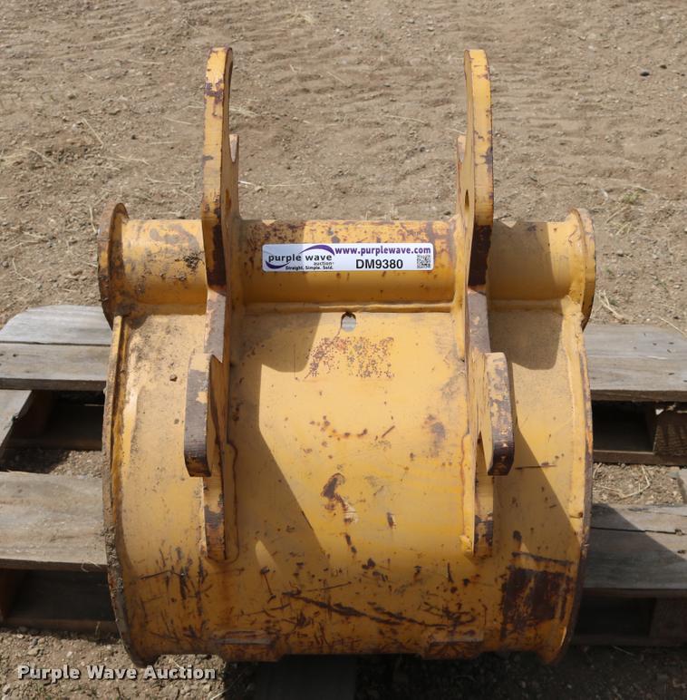image for item DM9380 John Deere bucket