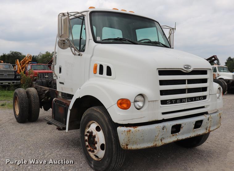 image for item DQ9496 2002 Sterling L7500 truck chassis