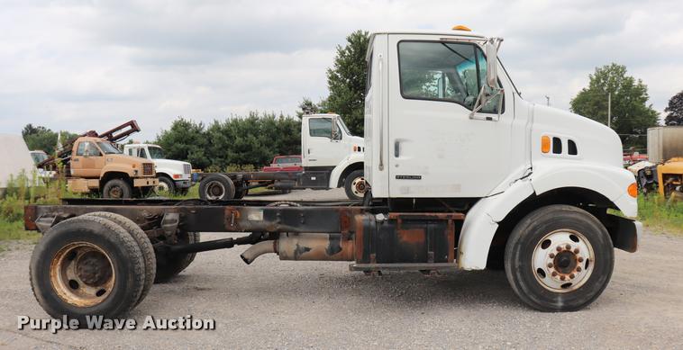 image for item DQ9496 2002 Sterling L7500 truck chassis